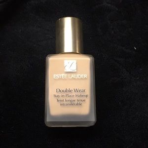 ESTĒE LAUDER double wear stay-in-place makeup